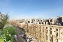 A louer en courte durée au mois bel appartement de 2 pièces en mezzanine pour 2 avec balcon filant boulevard Voltaire Paris 11ème