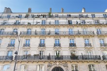 Location meublée confortable d'un appartement de standing pour 2 avec balcon filant boulevard Voltaire Paris 11ème