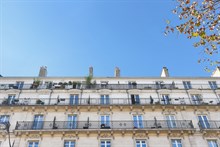 A louer en courte durée bel appartement de 2 pièces pour courte durée avec balcon filant boulevard Voltaire Paris 11ème