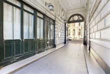 Location meublée de courte durée d'un F2 de standing pour 2 en mezzanine avec balcon filant boulevard Voltaire Paris 11ème