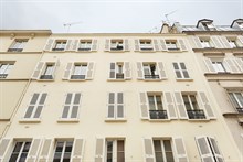Location en courte durée d'un appartement confortable grand studio refait à neuf aux Batignolles Paris 17ème