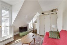 Location meublée mensuelle d'un grand studio alcôve pour 2 avec balcon à République Paris 11ème