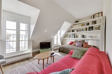 Location meublée au mois d'un studio alcôve confortable pour 2 avec balcon à République Paris 11ème arrondissemnet