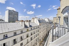 A louer en courte durée au mois appartement studio alcôve avec balcon à République Paris 11ème arrondissement