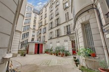 A louer au mois appartement studio pour location mensuelle à Cadet Saint-Georges Paris 9ème arrondissement