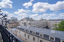 A louer en bail mobilité superbe F3 meublé avec 2 chambres et balcon filant à Montparnasse Paris 15ème arrondissement