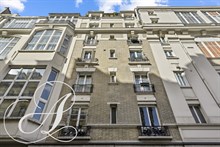 Appartement de 58m2 à louer meublé en bail mobilité dans le 17ème arrondissement de Paris, avec vue sur la ville et à proximité du métro Péreire.