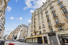 A louer à la semaine appartement meublé de luxe avec terrasse à Trocadéro Passy Paris 16eme