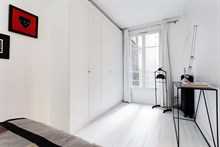 Location à la semaine d'un F2 de standing à louer meublé à Alma Marceau dans le Triangle d'Or Paris 16ème