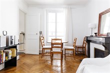 A louer en courte durée bel appartement de 3 pièces à la décoration épurée avec 2 chambres à Villiers aux Batignolles Paris 17ème