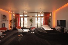 Le grand salon et ses fenêtres sur l'avenue des Champs Elysées 
