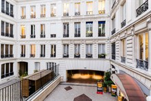 Lussuoso appartamento di 2 ampie stanze vicino ai celebri Champs Elysées, nel quartiere del Triangolo d'Oro, 8° distretto di Parigi.