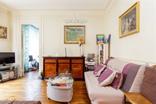 Weekly rental of spacious, furnished 2-room apartment for small family in Daumesnil area, on rue du Docteur Goujon, Paris 12th