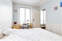 spacious apartment to rent short term sleeps 5 650 sq ft Paris boulevard du Montparnasse