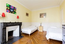 spacious apartment to rent short term sleeps 5 650 sq ft Paris boulevard du Montparnasse