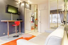 Furnished 2-room flat, equipped for 2, weekly rental near Champs Elysées in Triangle d’Or area, Paris 15th