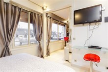 Weekly 2-room apartment rental for 2 near Champs Elysées in Triangle d’Or area, Paris 15th