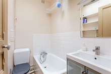 Authentic Parisian apartment walking distance from metro 8 and Porte de Versailles, sleeps 2 or 4 Paris 15th arrondissement