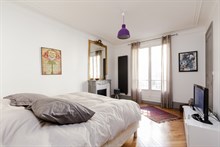Short term rental of modern apartment, sleeps 2, easy access to Bercy Village from Gare de Lyon Paris 12th