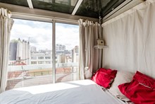 Business stays in furnished flat in Paris 11th arrondissement, rent by week or month, sleeps 2, terrace