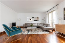 Authentic Parisian 2 bedroom apartment for business stays in Paris 16th near Trocadero, monthly stays