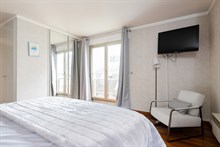 Fully furnished apartment with large kitchen and spacious bedroom in Paris 16th in Trocadero, monthly rental