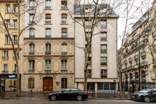 Authentic Parisian 2 bedroom apartment for business stays in Paris 16th near Trocadero, monthly stays