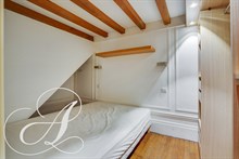 Monthly accommodation for 4 to 6 in luxurious furnished 2-bedroom flat near between Montmartre & Grands Boulevards, Paris IX