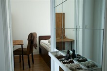 furnished apartment to rent short term sleeps 4 guests in Golden Triangle Paris XI