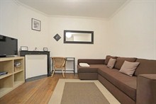 Short-term rental of a remodeled apartment for 2 on avenue de Clichy Paris 17th