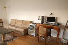 Short-term accommodation in a spacious 2-room apartment w/ balcony, comfortably sleeps 3, rue Lecourbe Paris 15th