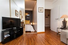 Accommodation for 2 in a 2-room apartment w/ weekly or monthly availability on rue des Bauches, Paris 16th