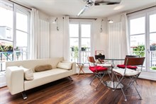 spacious studio apartment to rent short term for 3 guests on rue Vielle du Temple Paris 4th district
