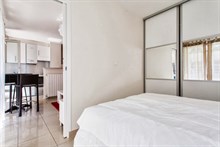 spacious weekend rental for 2 or 4 guests with terrace, rue de Montreuil, paris xi