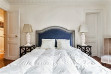 Short-term 4-person family vacation rental in furnished 2-bedroom apartment, Hotel de Ville, Paris IIII