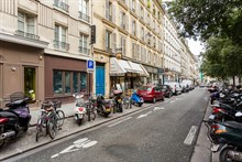 Spacious 3-room apartment sleeps 4, rent by week or month, located near favorite Parisian attractions the Marais, Hotel de Ville, Paris 4th