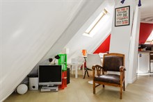 Short-term apartment rental w/ double bed and couch, near Notre Dame de Lorette, Paris 9th