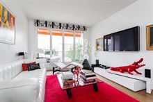 Short-term apartment rental for 2 guests with terrace, Butte Chaumont Paris 20th