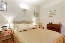 Romantic getaway in 2-person apartment in Paris 16th with spacious bedroom, weekly stays