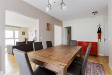 Short-term rental of a generously-sized, furnished apartment for 4 near Montparnasse Tower, Paris 15th