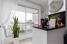 Location mensuelle d'un studio confortable et moderne pour 2 personnes avec terrasse et vue Tour Eiffel à Montparnasse, Paris 15ème