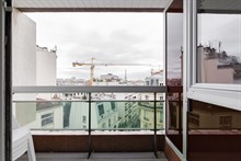 Location meublée mensuelle d'un studio confortable pour 2 avec terrasse et vue Tour Eiffel à Montparnasse, Paris 15ème