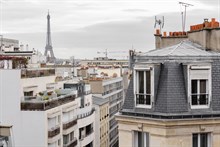 Location meublée mensuelle d'un studio moderne pour 2 personnes avec terrasse et vue Tour Eiffel à Montparnasse, Paris 15ème