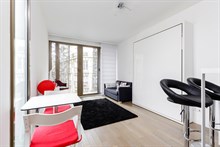 Location meublée confortable d'un studio agréable pour 2 avec balcon à Convention Paris 15ème