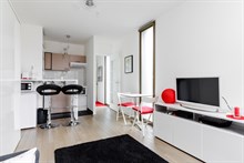 Location meublée temporaire d'un appartement studio moderne et refait à neuf avec balcon à Convention Paris 15ème