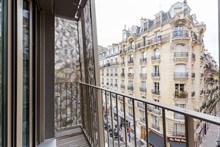 Location meublée confortable d'un studio refait à neuf et moderne pour 2 avec balcon à Convention Paris 15ème