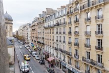 Location meublée temporaire d'un studio pour 2 personnes avec balcon à Convention Paris 15ème