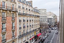 Location meublée confortable d'un studio confortable pour 2 avec balcon à Convention Paris 15ème