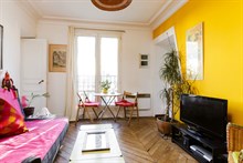 Location meublée temporaire d'un F2 avec balcon filant pour 2 ou 4 personnes rue Sedaine à Bastille Paris 11ème