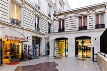 Location de luxe d'un F2 confortable et moderne pour 4 à 6 personnes avenue des Champs Elysées dans le Triangle d'Or Paris 8ème